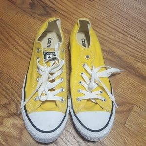 Yellow low top converse